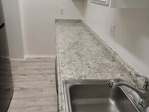 501 Slaters Ln, Unit 313 in Alexandria, VA - Foto de edificio - Building Photo