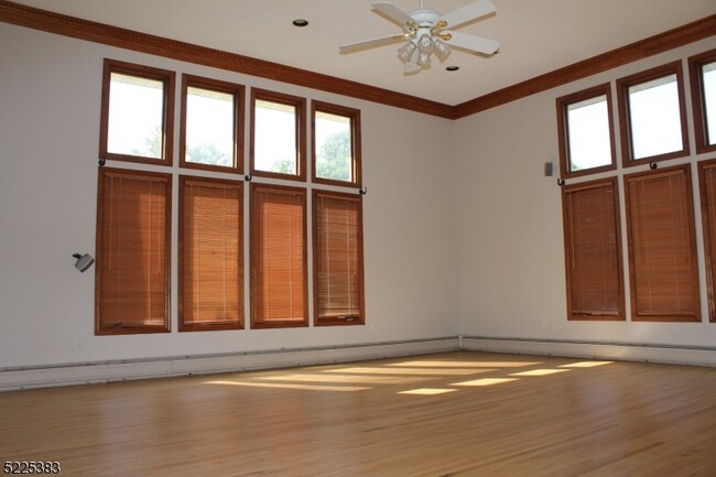 5 New Castle Ct in Morris Plains, NJ - Building Photo - Building Photo