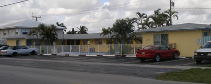 231 SW 15th St in Pompano Beach, FL - Foto de edificio - Building Photo