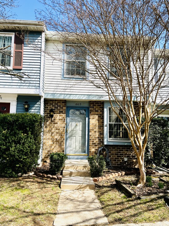 1603 Purple Sage Dr in Reston, VA - Building Photo