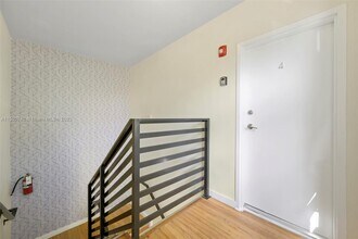 571 NE 82nd St-Unit -4 in Miami, FL - Building Photo - Building Photo