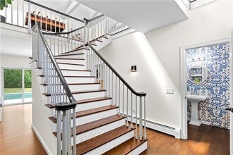 1 Harbor View Dr in Newport, RI - Building Photo - Building Photo