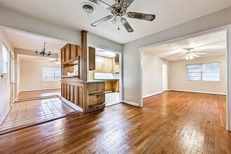 6425 N Ridgecrest Dr in Hitchcock, TX - Building Photo - Building Photo