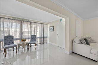 2100 Gulf Shore Blvd N in Naples, FL - Foto de edificio - Building Photo