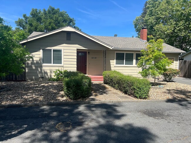 1219 Burbank Ave in Santa Rosa, CA - Building Photo - Building Photo