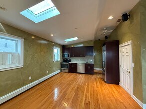 24 Ellington Rd, Unit 2 in Somerville, MA - Foto de edificio - Building Photo