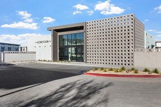 Sonoran Row Townhomes in Phoenix, AZ - Foto de edificio - Building Photo