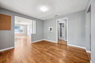 1102 Cherico St in Austin, TX - Foto de edificio - Building Photo