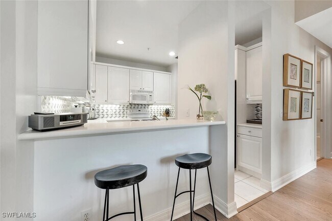 375 5th Ave S in Naples, FL - Building Photo - Building Photo
