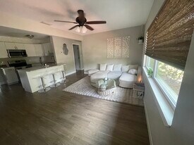 5679 Kelly Dr N in St. Petersburg, FL - Building Photo