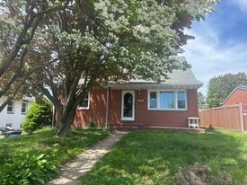 320 Barclay Ave in Morrisville, PA - Building Photo