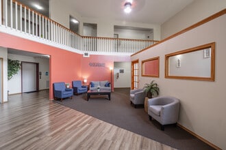 Prairie Landing in Sharon, WI - Foto de edificio - Lobby