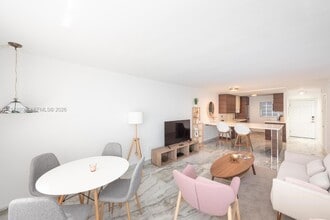 251 Galen Dr, Unit 115E in Key Biscayne, FL - Building Photo - Building Photo