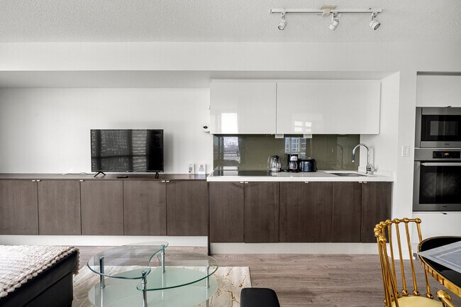 2708 Puente de Luz in Toronto, ON - Building Photo - Building Photo