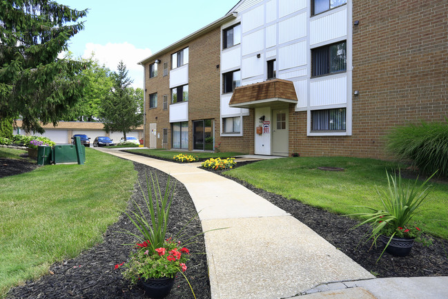 Columbia Square in North Olmsted, OH - Foto de edificio - Building Photo