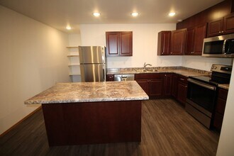 560 S Santa Claus Ln-Unit -#B in North Pole, AK - Foto de edificio - Building Photo
