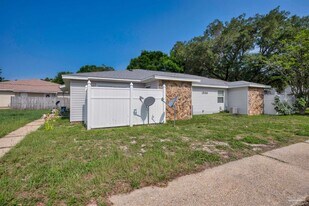 1555 Green Briar Pkwy in Gulf Breeze, FL - Building Photo