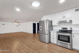 14215 N 36th Way in Phoenix, AZ - Foto de edificio - Building Photo