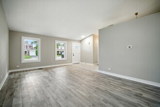 93 Bedford Rd in Mundelein, IL - Building Photo - Building Photo