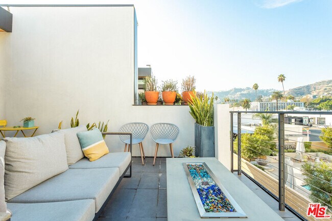 7584 W Skye Way in Los Angeles, CA - Building Photo - Building Photo