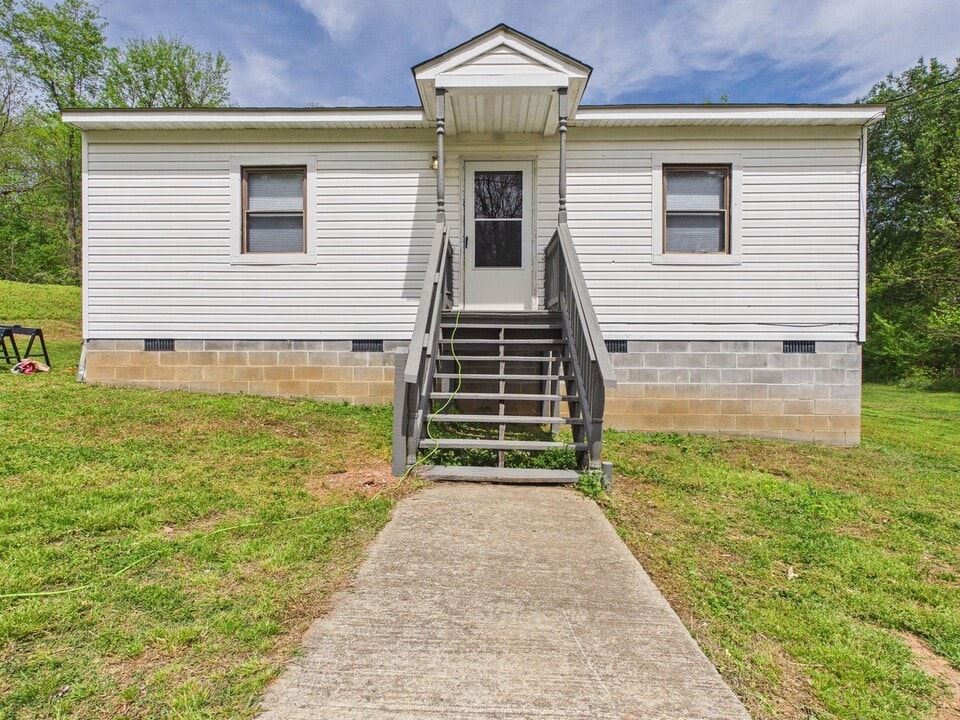 711 W 3rd Ave in Lawrenceville, VA - Building Photo
