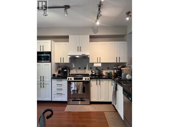 3065 Dayanee Springs Blvd in Coquitlam, BC - Building Photo - Building Photo