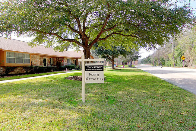 Stones Throw Apartments in Friendswood, TX - Foto de edificio - Building Photo