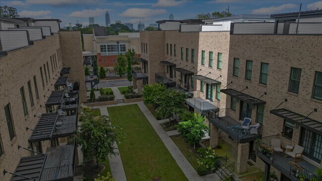 1028 Robert Smalls Way in Atlanta, GA - Foto de edificio - Building Photo