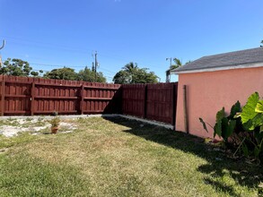 3901 Lakewood Rd in Lake Worth, FL - Building Photo - Building Photo