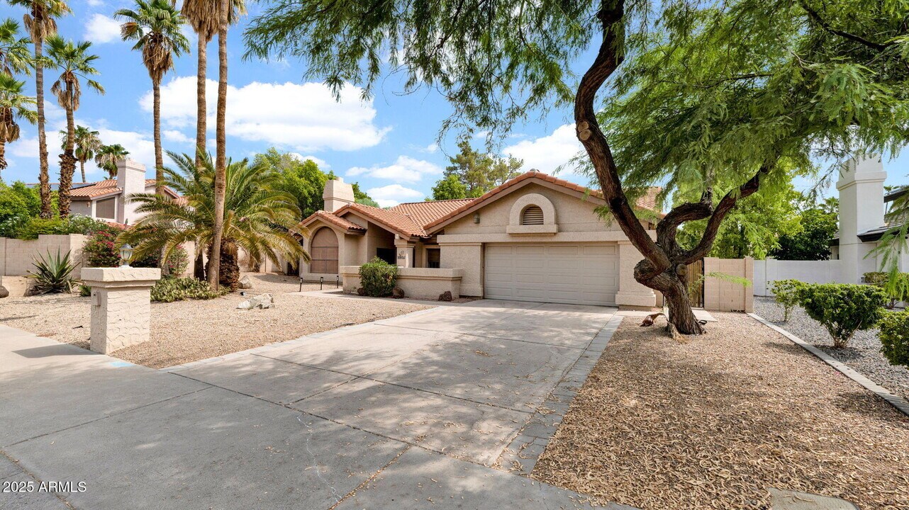 7672 E Windrose Dr in Scottsdale, AZ - Building Photo