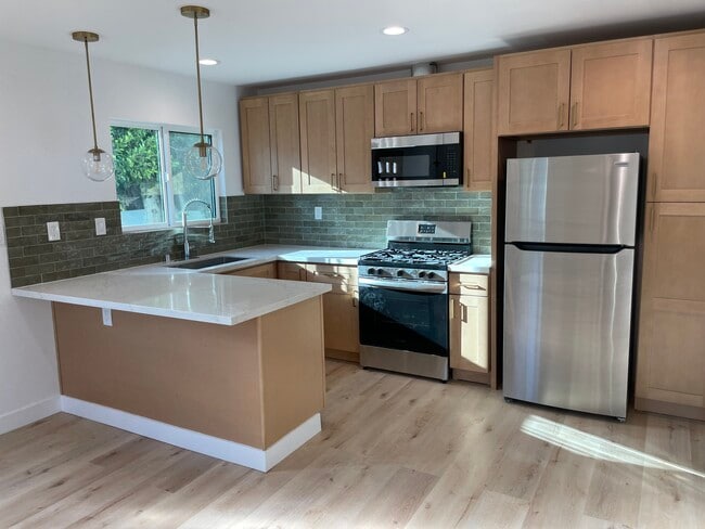 7738 Whitsett Ave in Los Angeles, CA - Building Photo - Building Photo