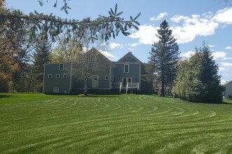 44 N Mast St, Unit B in Goffstown, NH - Foto de edificio - Building Photo