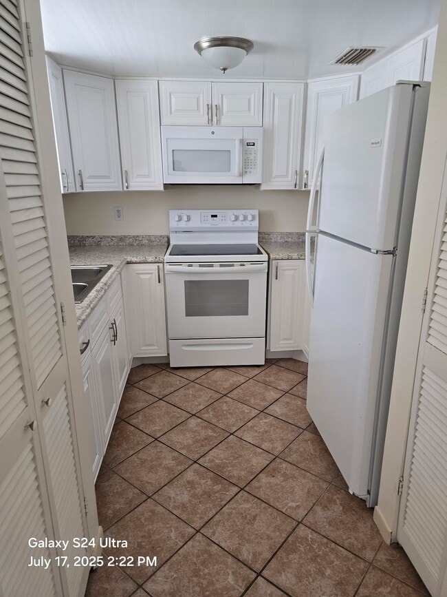 Le Mans Apartments in St. Petersburg, FL - Building Photo - Building Photo