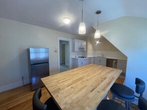 82 Thurston St, Unit 4 in Somerville, MA - Building Photo - Building Photo