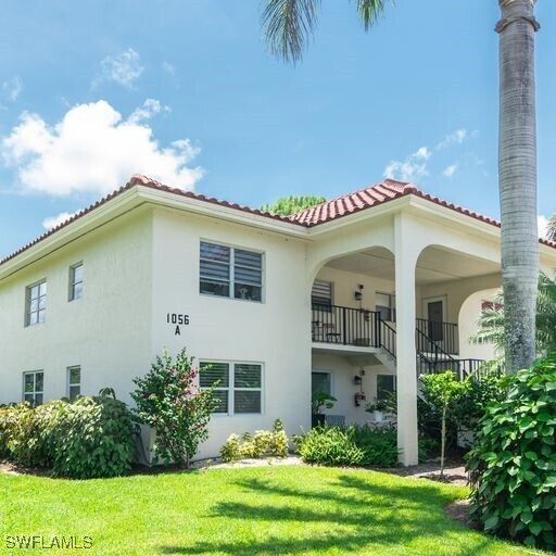 1056 Forest Lakes Dr in Naples, FL - Building Photo