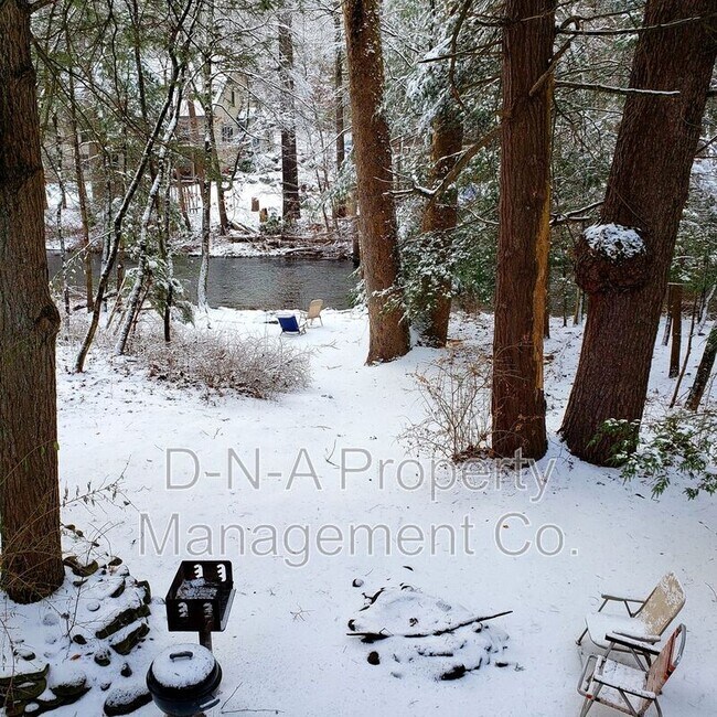 3530 Spruce Cabin Rd in Cresco, PA - Foto de edificio - Building Photo