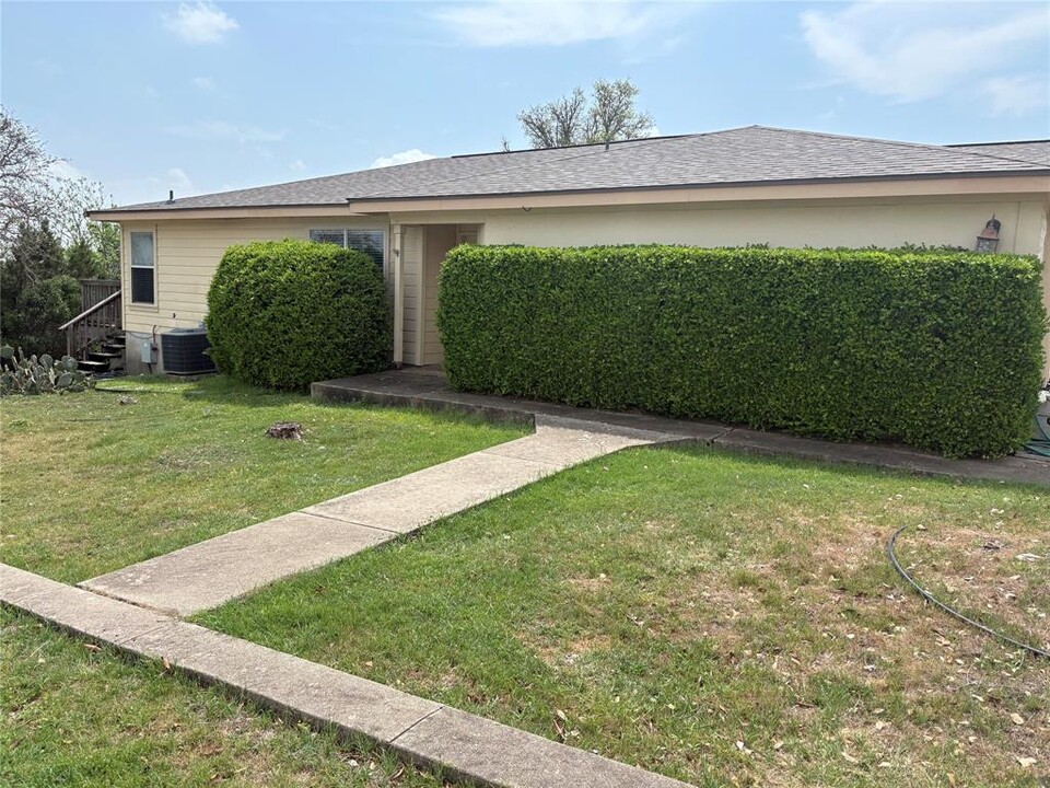 3307 MacArthur Ave in Lago Vista, TX - Building Photo