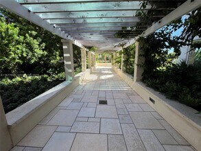 300 S Pointe Dr, Unit 3105 in Miami Beach, FL - Foto de edificio - Building Photo