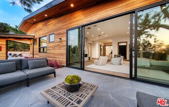 9153 Janice Pl in Beverly Hills, CA - Building Photo - Building Photo
