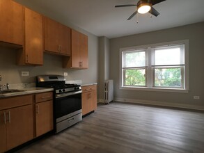 1101 W Granville Ave, Unit 9 in Chicago, IL - Building Photo - Building Photo
