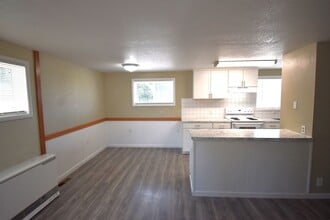 157 1/2 E Rose St in Lebanon, OR - Building Photo - Building Photo