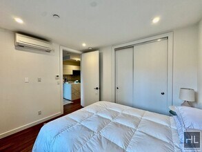 27-04 Astoria Blvd in Queens, NY - Foto de edificio - Building Photo