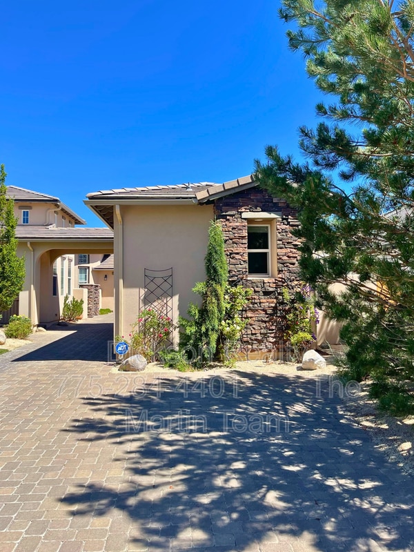 property at 10044 Vía Ponte