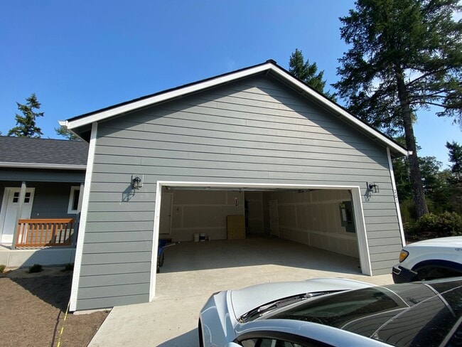 201 E Brazier Ln in Belfair, WA - Building Photo - Building Photo