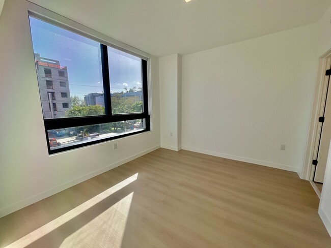 175 NW 22nd St, Unit A2 in Miami, FL - Building Photo - Building Photo