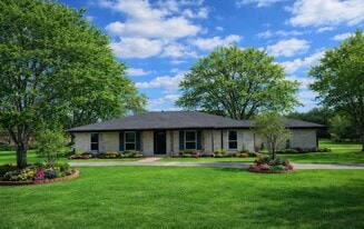 108 Lakeshore Dr in Wharton, TX - Building Photo