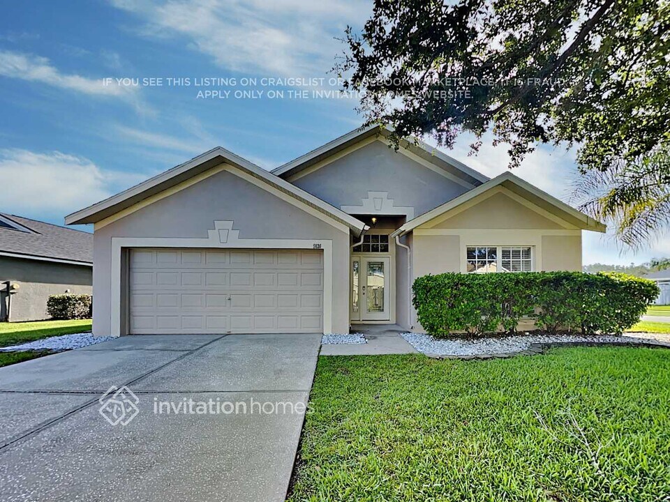 5626 War Admiral Dr in Zephyrhills, FL - Foto de edificio