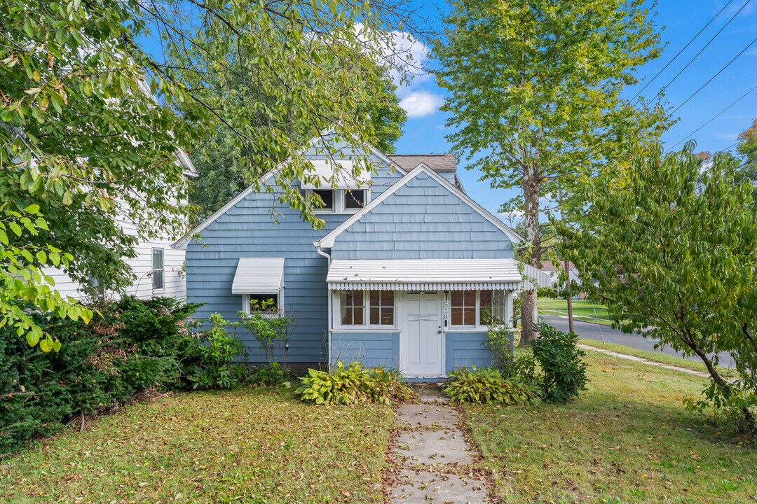 518 Quaker Ln S in West Hartford, CT - Building Photo