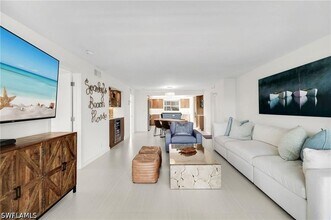 9486 Gulf Shore Dr in Naples, FL - Foto de edificio - Building Photo