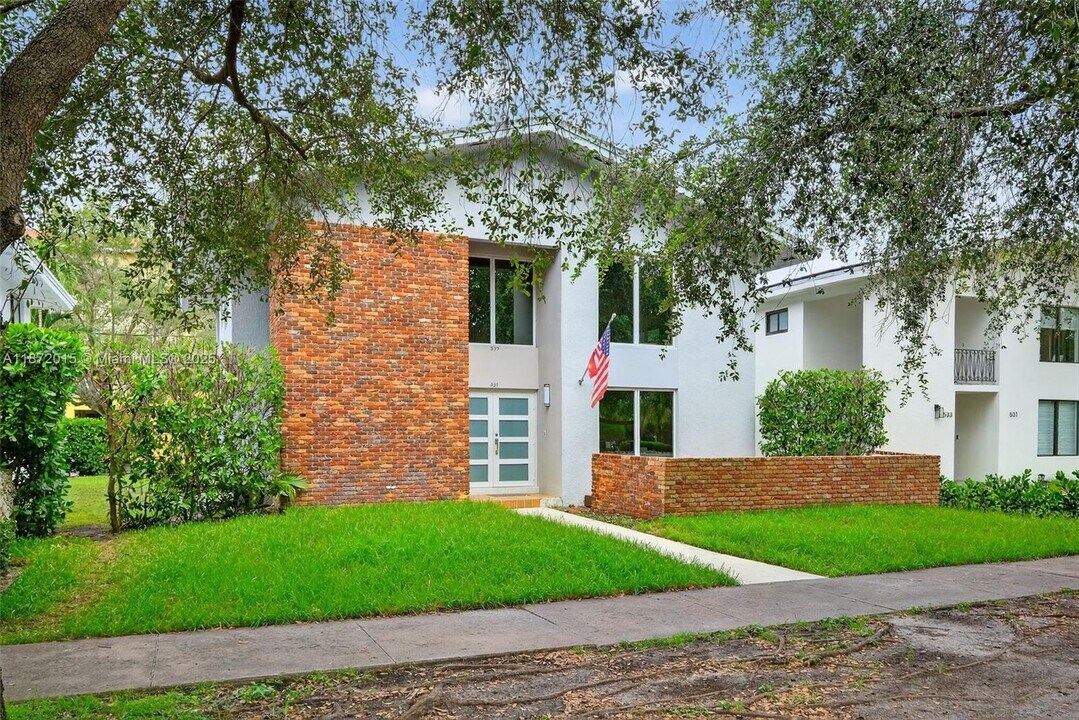537 Menendez Ave in Coral Gables, FL - Foto de edificio